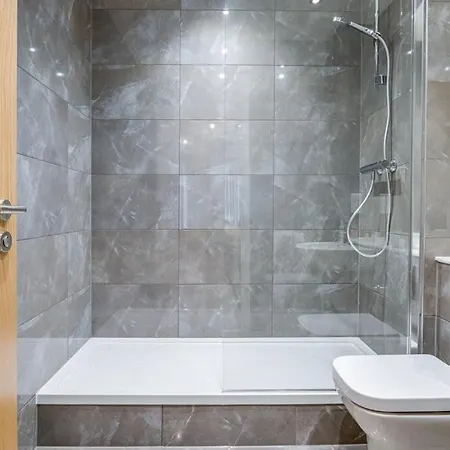 Montreal Luxury 5 Star By Your Perfect Short Lets With Netflix & Fast Wifi * Birmingham