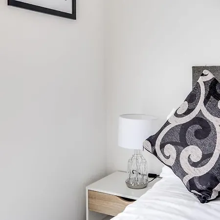 Montreal Luxury 5 Star By Your Perfect Short Lets With Netflix & Fast Wifi Apartamento