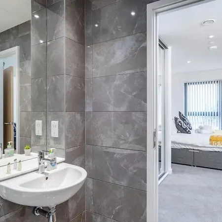 Montreal Luxury 5 Star By Your Perfect Short Lets With Netflix & Fast Wifi *